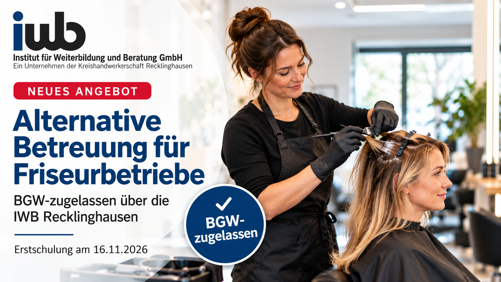 Alternative Betreuung für Friseurbetriebe: Neues BGW-zugelassenes Angebot der IWB Recklinghausen mit Erstschulung am 16.11.2026. Friseurin bei der Arbeit im Salon.